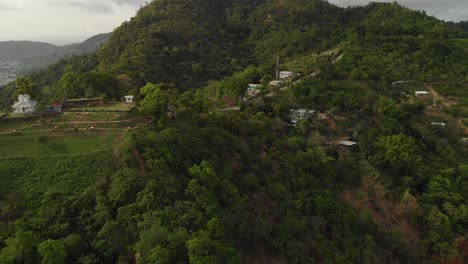 Luftaufnahme-Einer-Festung-Mit-Restaurierten-Kanonen-Und-Einem-Dorf-Im-Hintergrund