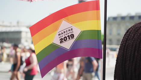 La-Bandera-Del-Arco-Iris-Ondeando-En-El-Viento-Frente-A-La-Multitud-De-La-Marcha-Del-Orgullo-Gay-En-París,-Francia