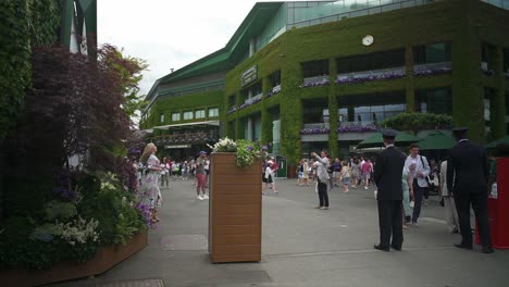 Wimbledon-2019:-view-of-the-Center-Court-from-outside,-with-fans-and-tourists-walking-by