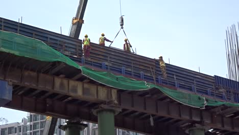 Trabajadores-De-La-Construcción-Que-Trabajan-En-Altura-Instalando-Barras-De-Refuerzo-Y-Formando-Trabajos-En-El-Sitio-De-Construcción