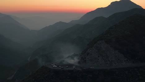 Schuss-Von-Muskel--Und-Sportwagen,-Die-Donuts-Und-Burnouts-Mit-Einem-Autoclub-Im-Angeles-National-Forest-In-Südkalifornien-Während-Des-Sonnenuntergangs-Machen