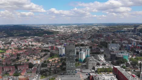 La-Universidad-De-Sheffield-La-Torre-De-Las-Artes-Desde-El-Parque-Weston-Con-La-Ciudad-De-Sheffield-Al-Fondo-Un-Día-Soleado-De-Verano-Viajando-Lentamente-Desde-La-Torre-De-Las-Artes-4k-30fps