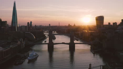 Vista-Aérea-De-Londres,-Incluido-El-Puente-De-La-Torre,-El-Fragmento-Y-El-Río-Támesis-Como-Las-Puestas-De-Sol