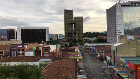 Gebäudeansichten-In-Der-Stadt-Medellin-Aus-Einem-Fahrenden-Zug