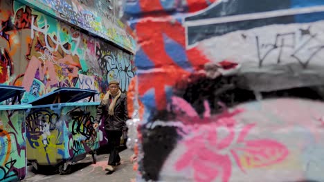 Los-Turistas-Que-Visitan-Obras-De-Arte-De-Graffiti-En-Hosier-Lane-Melbourne-Cbd