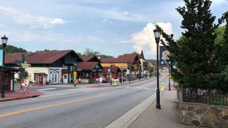 Helen,-Georgia,-Eingebettet-In-Den-Blue-Ridge-Mountain,-Ist-Eine-Kleine-Stadt-Mit-Einer-Bayerischen-Dörflichen-Umgebung,-Die-An-Deutschland-Erinnert