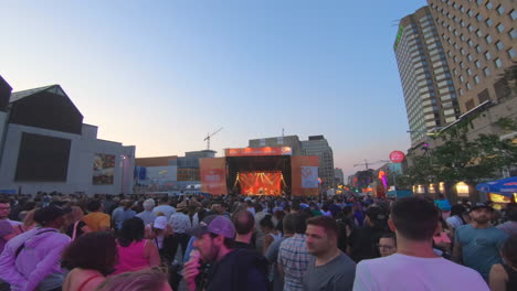 Editorial,-Vista-Del-Festival-De-Verano,-Escenario-Y-Gente-Viendo-Espectáculos-Musicales-En-La-Place-Des-Festivals-Montreal,-Evento-De-Verano,-Hermosos-Momentos-De-Verano