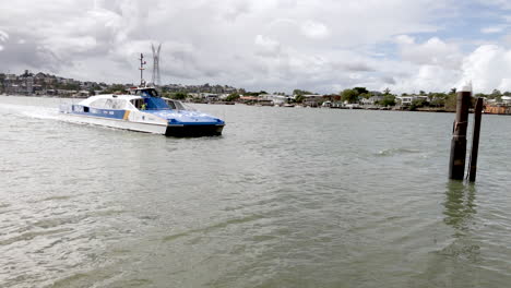 El-Ferry-Cat-De-La-Ciudad-De-Brisbane-Navega-Hacia-La-Terminal-De-Tenerife