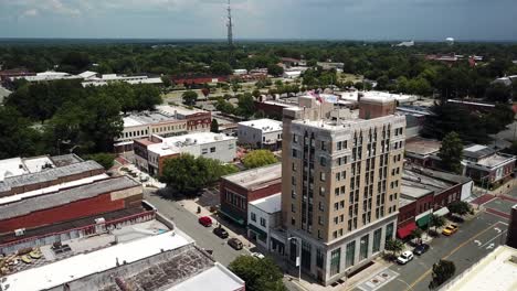 Luftstoß-In-Die-Skyline-Der-Stadt-Burlington,-North-Carolina,-Labcorp-Gebäude