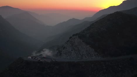 Schuss-Von-Muskel--Und-Sportwagen,-Die-Donuts-Und-Burnouts-Mit-Einem-Autoclub-Im-Angeles-National-Forest-In-Südkalifornien-Während-Des-Sonnenuntergangs-Machen