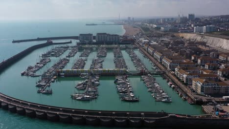 Establecimiento-De-Una-Plataforma-Rodante-Aérea-Desde-El-Puerto-Deportivo-De-Brighton-Para-Mostrar-La-Ciudad,-El-Muelle-Y-La-Playa---I360