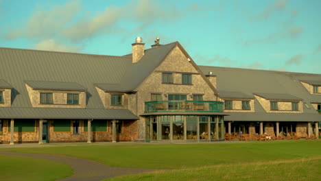 La-Parte-Trasera-De-Bandon-Dunes-Golf-Resort-Lodge-Que-Muestra-A-Los-Clientes-Cenando-En-Uno-De-Los-Dos-Restaurantes-Del-Edificio,-Acercamiento,-Durante-El-Día