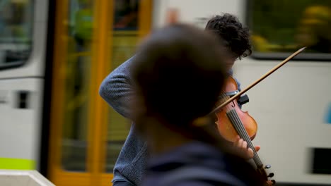 Straßenmusiker,-Geige-Spielen-In-Melbourne-Cbd-Street-Art,-Junger-Männlicher-Geiger,-Der-Musikinstrumente-Auf-Der-Straße-Spielt