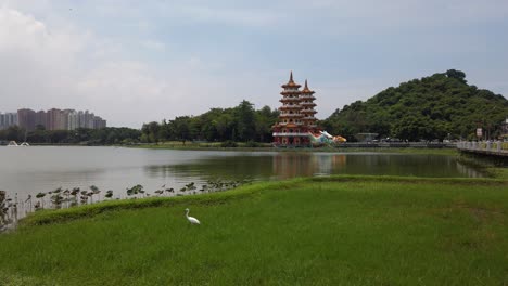 Panorama-De-Las-Pagodas-Del-Dragón-Y-Del-Tigre-En-El-Estanque-De-Loto-Con-Una-Cigüeña-En-Primer-Plano