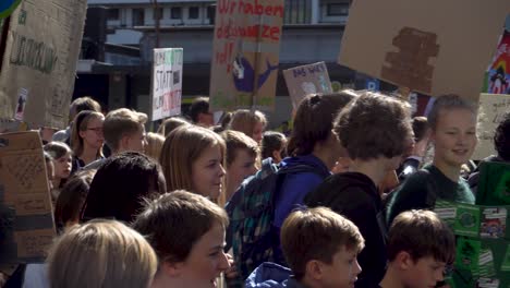 Freitage-Für-Zukünftige-Aktivisten,-Die-Schilder-Hochhalten,-Köln