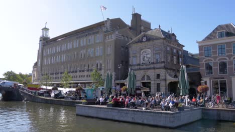 Establishing-shot-of-Hudsons-Bay-in-Leiden,-Netherlands-on-a-sunny-saturday-market-morning