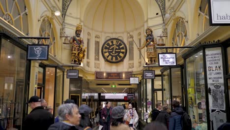 Royal-Arcade,-Melbourne,-Juli-2019-Historisches-Einkaufspassagengebäude-In-Melbourne---Beliebte-Touristenattraktion-In-Melbourne