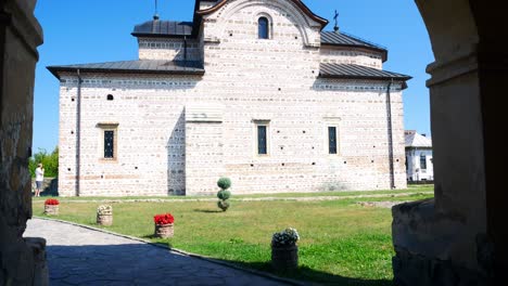 Tiro-Inclinado-Hacia-Arriba-De-La-Iglesia-Real,-En-El-Patio-De-Arges,-Rumania