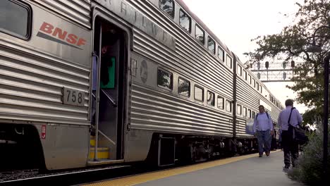 Pasajeros-Bajando-De-Un-Tren-De-Cercanías-Y-Caminando-4k