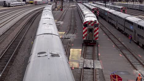 Trabajadores-Ferroviarios-Y-Trenes-En-Un-Patio-Ferroviario-4k