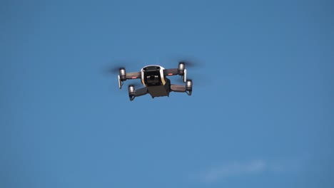 Toma-Cercana-De-Un-Dron-Volando-Con-Un-Fondo-De-Cielo-Azul