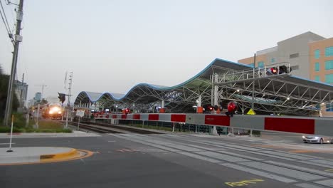 El-Sistema-De-Trenes-Sunrail-Está-Pasando-Más-Allá-De-Una-Barrera-De-Tráfico