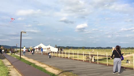 Una-Madre-Ayuda-A-Su-Hija-A-Volar-Una-Cometa-En-Imjingak-Por-El-Dmz-Con-Vistas-A-Corea-Del-Norte,-En-Munsan,-Paju,-Gyeonggi-do,-Corea-Del-Sur