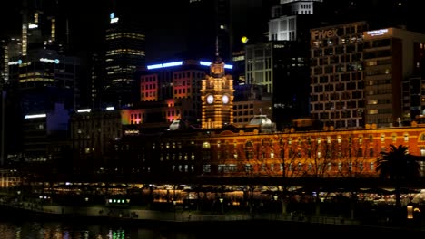 Flinders-Street-Estación-De-Tren-Noche,-Julio,-2019-Melbourne-Estación-De-Tren,-Flinder-Street-Estación-Melbourne-Lanmark-2019