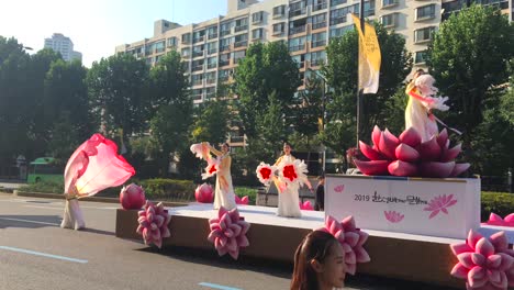 Ancient-goddesses-of-lotus-march-in-parade-at-Hanseong-Baekje-festival,-Jamsil-dong,-Songpa-gu,-Seoul,-South-Korea