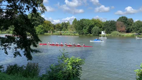 El-Equipo-De-Remo-Oarsman-Ocho-Está-Remando-Sobre-El-Lago-En-Un-Día-Soleado-En-Muenster,-Alemania