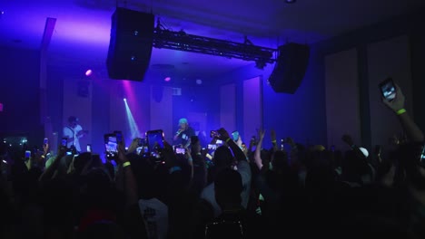 Atlanta,-Georgia-–-5.-Juli-2019:-Eine-Menge-Millennials-Und-Junge-Leute-Jubeln-Bei-Einer-Lokalen-Underground-Hip-Hop-Show,-Nehmen-Videos-Mit-Ihren-Smartphones-Auf-Und-Posten-Sie-In-Den-Sozialen-Medien