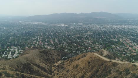 4k-60-Fps-Filmische-Drohnenaufnahmen-In-Glendale-Mountains-Mit-Blick-Auf-Los-Angeles