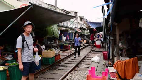 Un-Emocionante-Viaje-En-Tren-Al-Mercado-Ferroviario-De-Mae-Klong