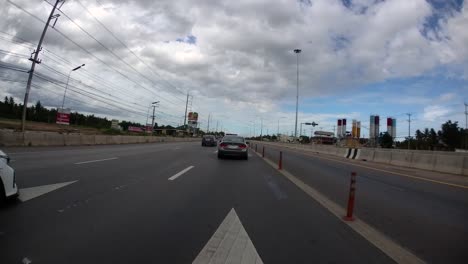 Este-Es-Un-Lapso-De-Tiempo-Con-Una-Cámara-De-Acción-Montada-Frente-Al-Camión,-Conduciendo-De-Pranburi-A-Hua-Hin-Y-De-Hua-Hin-A-Bangkok-En-Phet-Kasem-Road