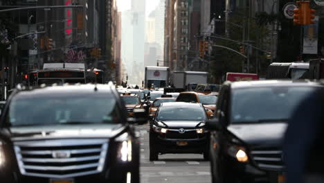 Toma-En-Cámara-Lenta-De-Una-Calle-Llena-De-Autos-Que-Van-En-La-Misma-Dirección-En-Manhattan,-Nueva-York