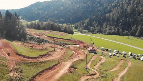 Drone-Sigue-Al-Piloto-En-Una-Moto-En-La-Pista-De-Motocross