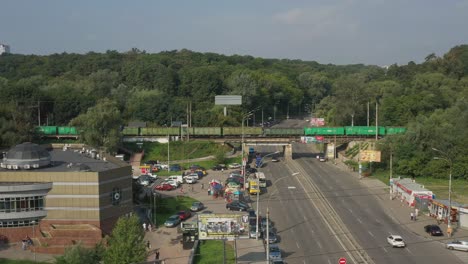 Tren-De-Carga-Logística-Que-Pasa-Por-Encima-De-La-Carretera-De-Viaje-En-Kiev,-Ucrania