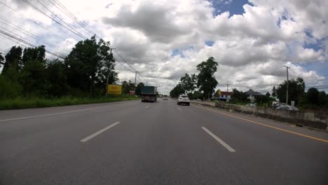 Este-Es-Un-Lapso-De-Tiempo-Con-Una-Cámara-De-Acción-Montada-Frente-Al-Camión,-Conduciendo-De-Pranburi-A-Hua-Hin-Y-De-Hua-Hin-A-Bangkok-En-Phet-Kasem-Road