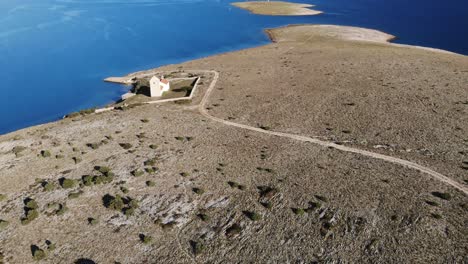 Acercándose-Con-Drones-A-La-Iglesia-Rural-En-El-Mar-Adriático-Temprano-En-La-Mañana