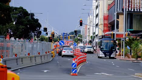 Obras-Viales-Y-Tráfico-De-Automóviles-Reducido---Construcción-De-Pantallas-En-El-Centro-De-Auckland-Cbd-En-Nueva-Zelanda---21-De-Mayo-De-2019