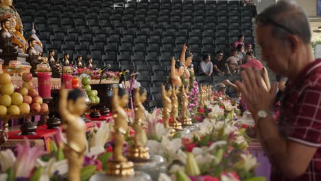 Einheimische-Beten-Vor-Der-Buddha-Statue-Beim-Buddha-Geburtstagsfest-Für-Die-Neujahrszeremonie-Chinesische-Neujahrszeremonie-Im-Tempel