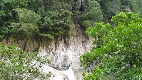 Der-Wawa-Fluss-Kippt-Die-Kalksteinhöhle-Am-Fuße-Des-Berges