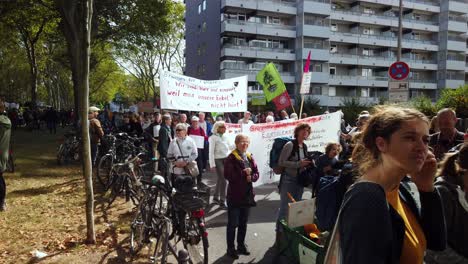 Eine-Gruppe-Senioren-Hat-Sich-Dem-Protestmarsch-„Fridays-For-Future“-Angeschlossen