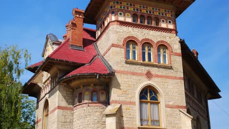 Tilt-up-shot-of-the-Cucuteni-neolithic-art-museum-entrance-in-Piatra-Neamt,-Romania