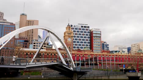 Melbourne-Turistas-Caminando-Junto-Al-Río-Yarra-Caminando-El-Puente-De-Reinas-Durante-El-Día