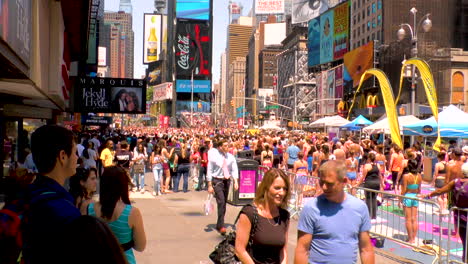 Pan,-Tausende-Von-Menschen-Praktizieren-Yoga-Auf-Dem-Times-Square-In-Manhattan