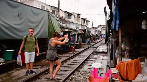 Eine-Aufregende-Zugfahrt-Zum-Mae-Klong-Eisenbahnmarkt