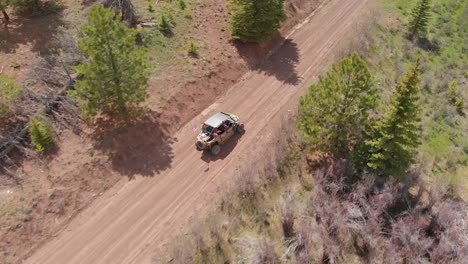 Drone-Sigue-Utv-En-Camino-De-Tierra