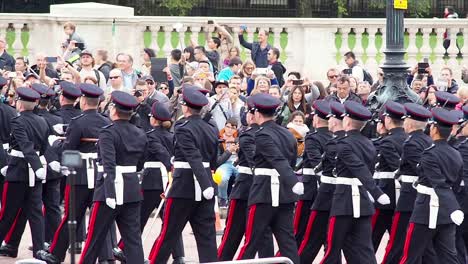 Guardias-Reales-Británicos-Realizan-El-Cambio-De-Guardia-En-El-Palacio-De-Buckingham