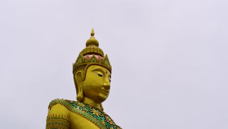 Eine-Große-Buddha-statue-In-Mahachai,-Die-In-Den-Himmel-Ragt,-Ist-Eine-Willkommene-Anziehungskraft-Für-Touristen-Und-Ein-Verehrungsziel-Für-Devotees,-Die-Besonderen-Segen-Wünschen